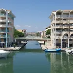 Nuits Insolites Bateau A Quai Port Frejus L\'Explorer
