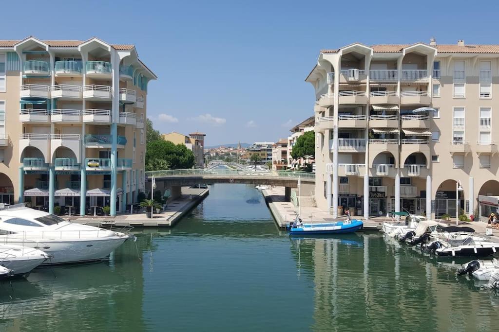 Nuits Insolites Bateau A Quai Port L'explorer Fréjus