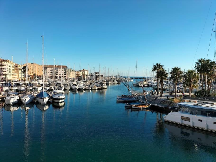 Bateau-hôtel Nuits Insolites Bateau A Quai Port L'explorer Fréjus