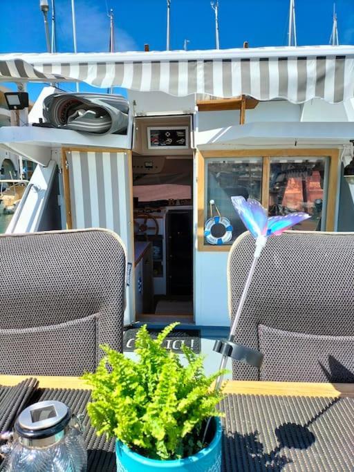Bateau-hôtel Nuits Insolites Bateau A Quai Port L'explorer Fréjus