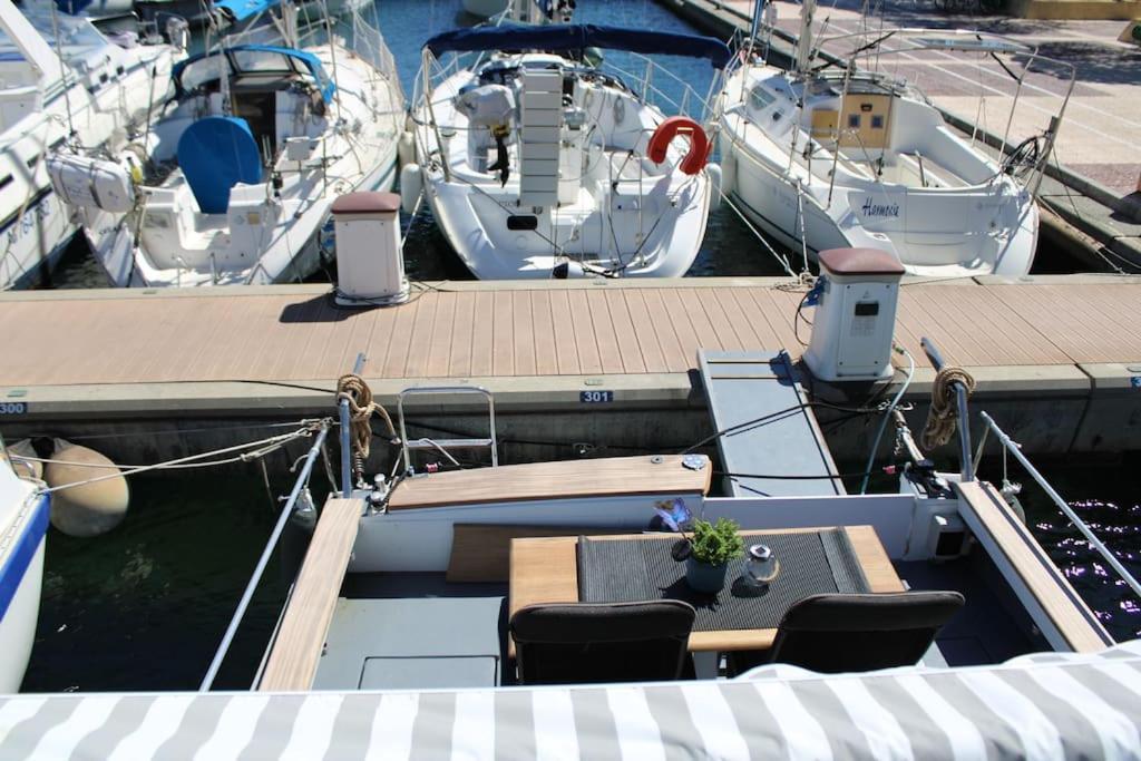 Nuits Insolites Bateau A Quai Port L'explorer Bateau-hôtel Fréjus