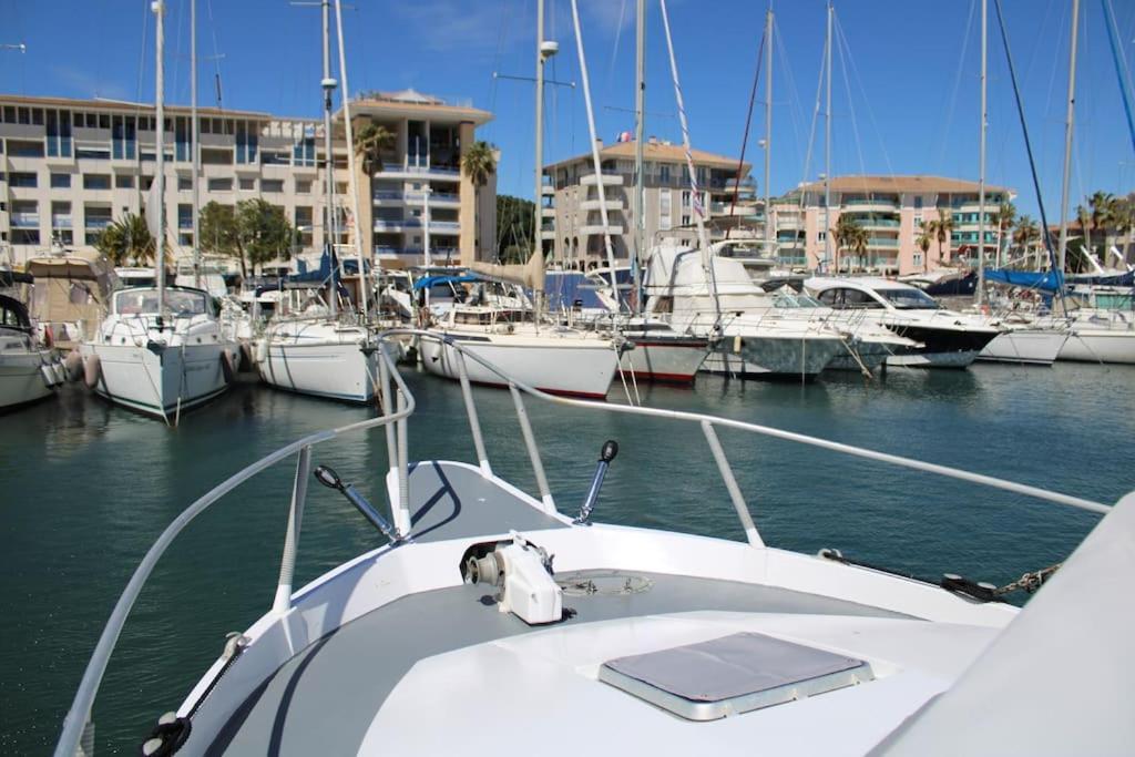 Nuits Insolites Bateau A Quai Port L'explorer * Fréjus