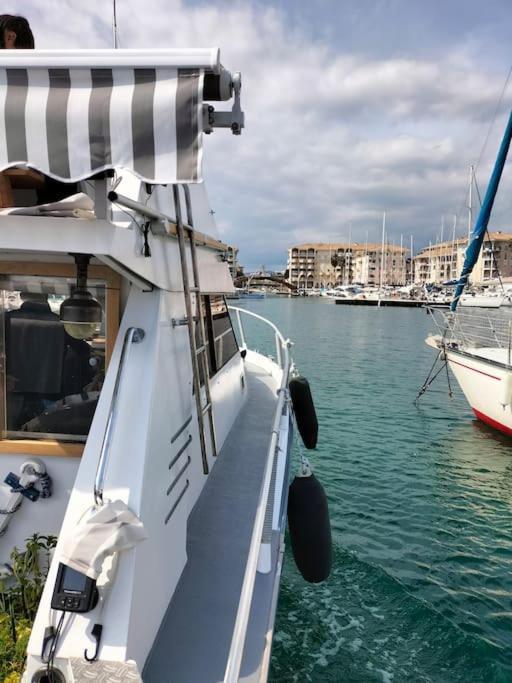 Bateau-hôtel Nuits Insolites Bateau A Quai Port L'explorer