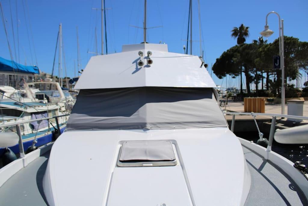 Nuits Insolites Bateau A Quai Port L'explorer Bateau-hôtel