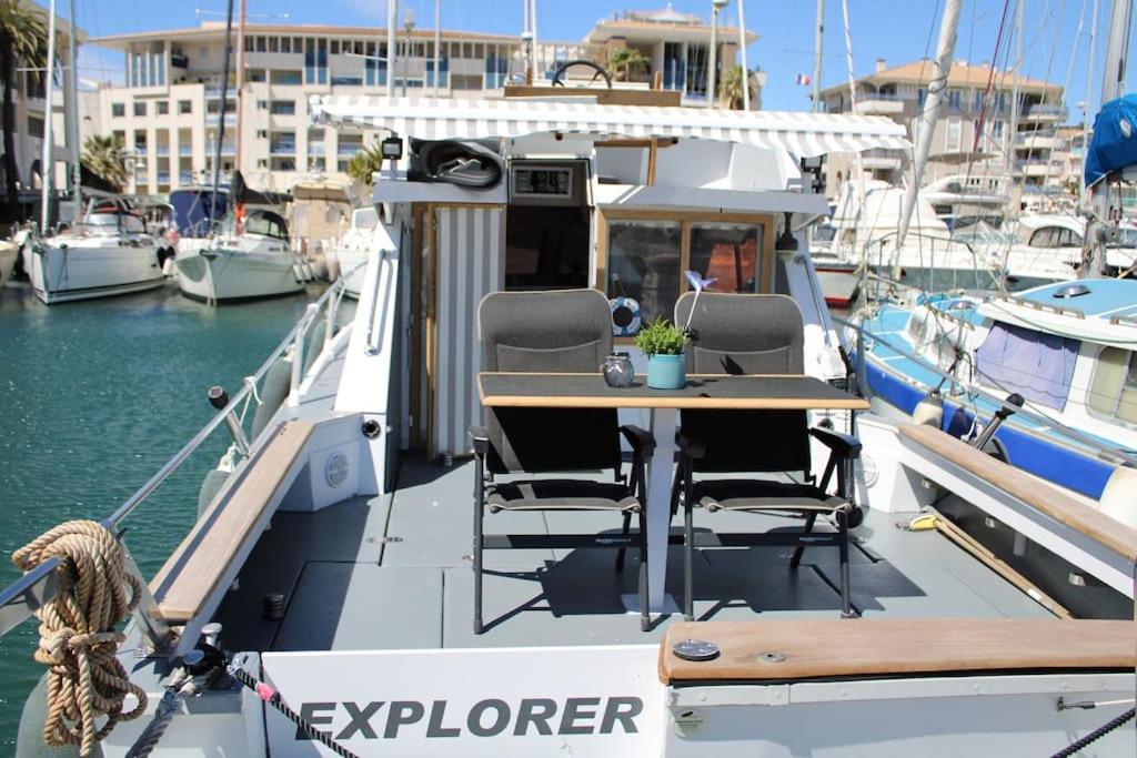 Nuits Insolites Bateau A Quai Port L'explorer