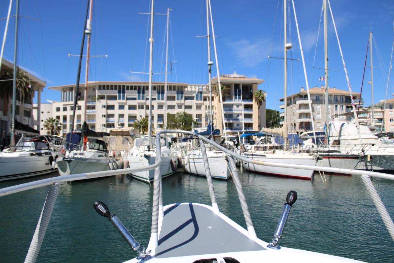 Nuits Insolites Bateau A Quai Port L'explorer Bateau-hôtel Fréjus
